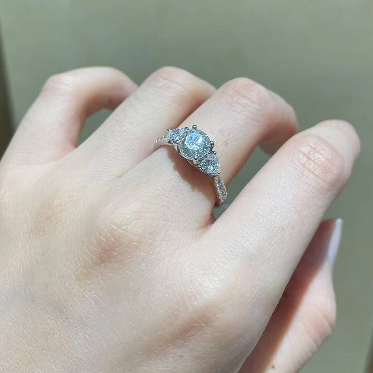 三石款圆形四爪女戒S925银镀白金定制选款主石莫桑钻1.0ct/副石高碳钻